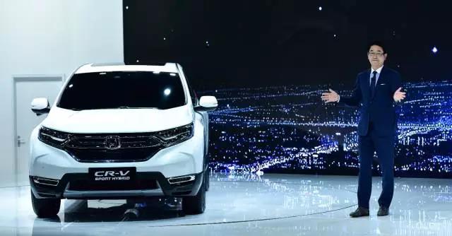 作為全球最暢銷的SUV， CR-V創(chuàng)造了無數(shù)個奇跡。撇開全球不說，從2004年CR-V被引進到中國市場以來，就開拓了城市SUV市場，開啟了國內(nèi)高品質(zhì)SUV生活潮流。進取之路永不停止，就在此次上海車展期間，東風本田CR-V也終于迎來了全新?lián)Q代，實現(xiàn)了從內(nèi)到外的全面革新。